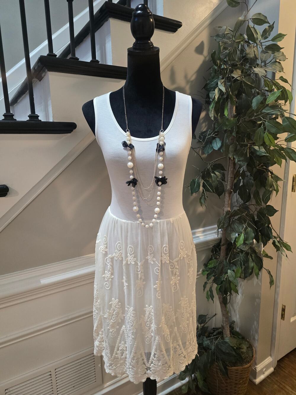 Olive des Olive A-Line Dress Women's Small White Floral Embroidered Scoop Neck
